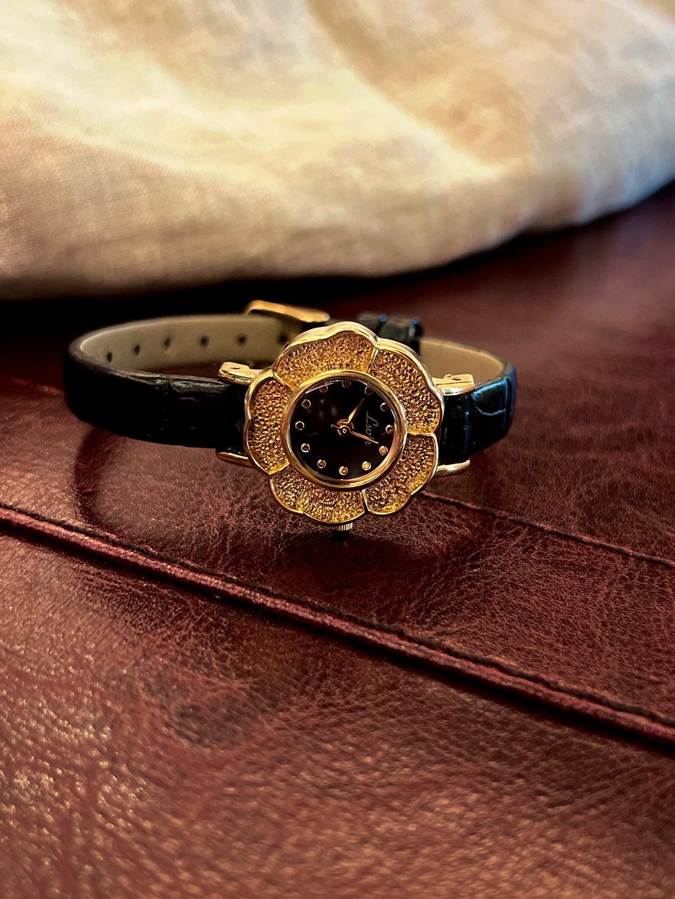 1 Piece of New French Retro Camellia Gold Small Dial Women's Watch, Fashionable, Simple, Luxurious, Elegant, Compact and Waterproof Women's Quartz Watch, Stainless Steel Strap, Solid Color and Durable, Suitable for Daily Wear