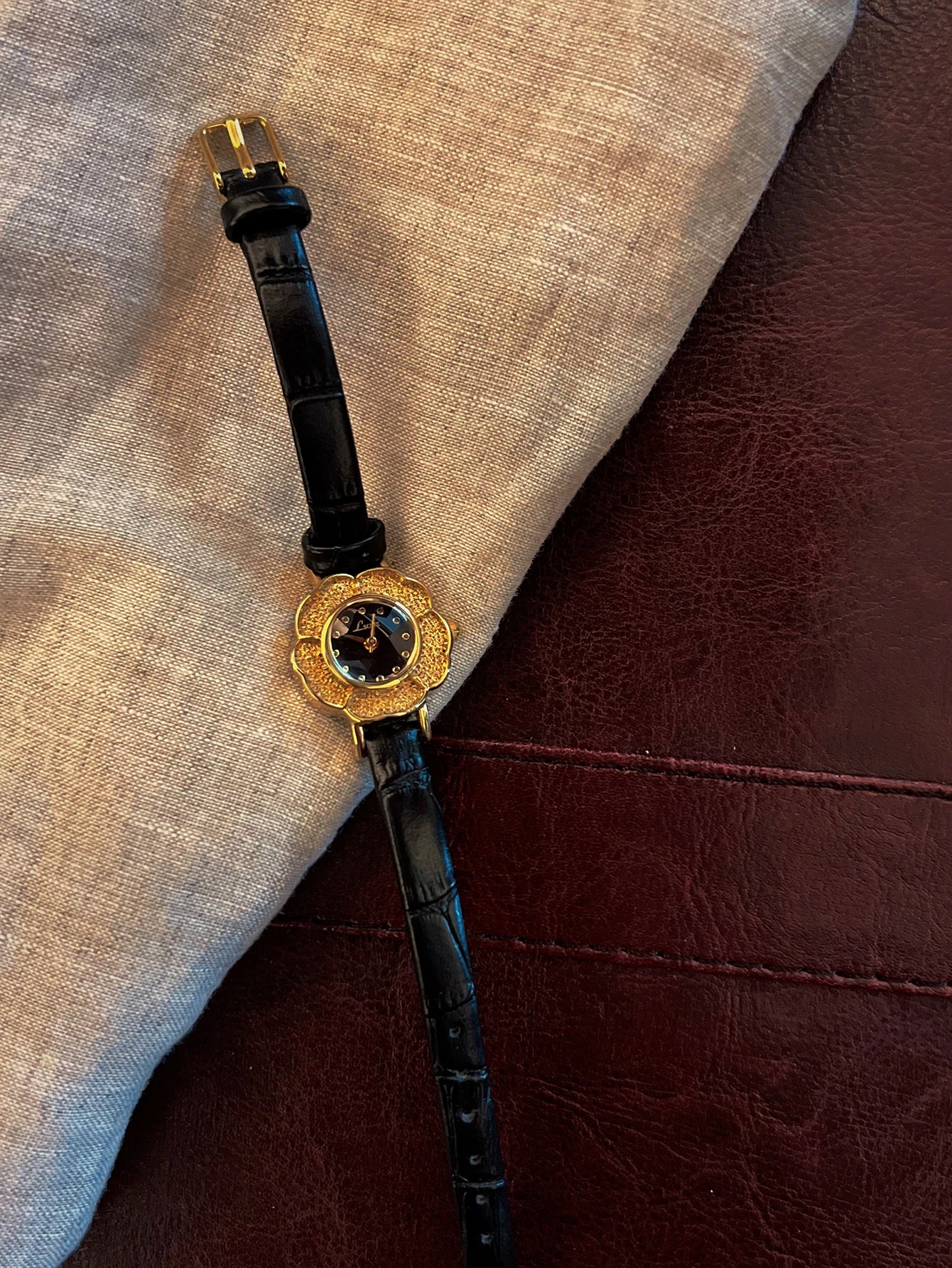 1 Piece of New French Retro Camellia Gold Small Dial Women's Watch, Fashionable, Simple, Luxurious, Elegant, Compact and Waterproof Women's Quartz Watch, Stainless Steel Strap, Solid Color and Durable, Suitable for Daily Wear