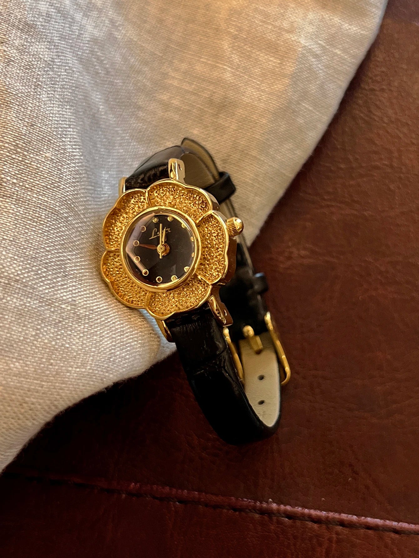 1 Piece of New French Retro Camellia Gold Small Dial Women's Watch, Fashionable, Simple, Luxurious, Elegant, Compact and Waterproof Women's Quartz Watch, Stainless Steel Strap, Solid Color and Durable, Suitable for Daily Wear