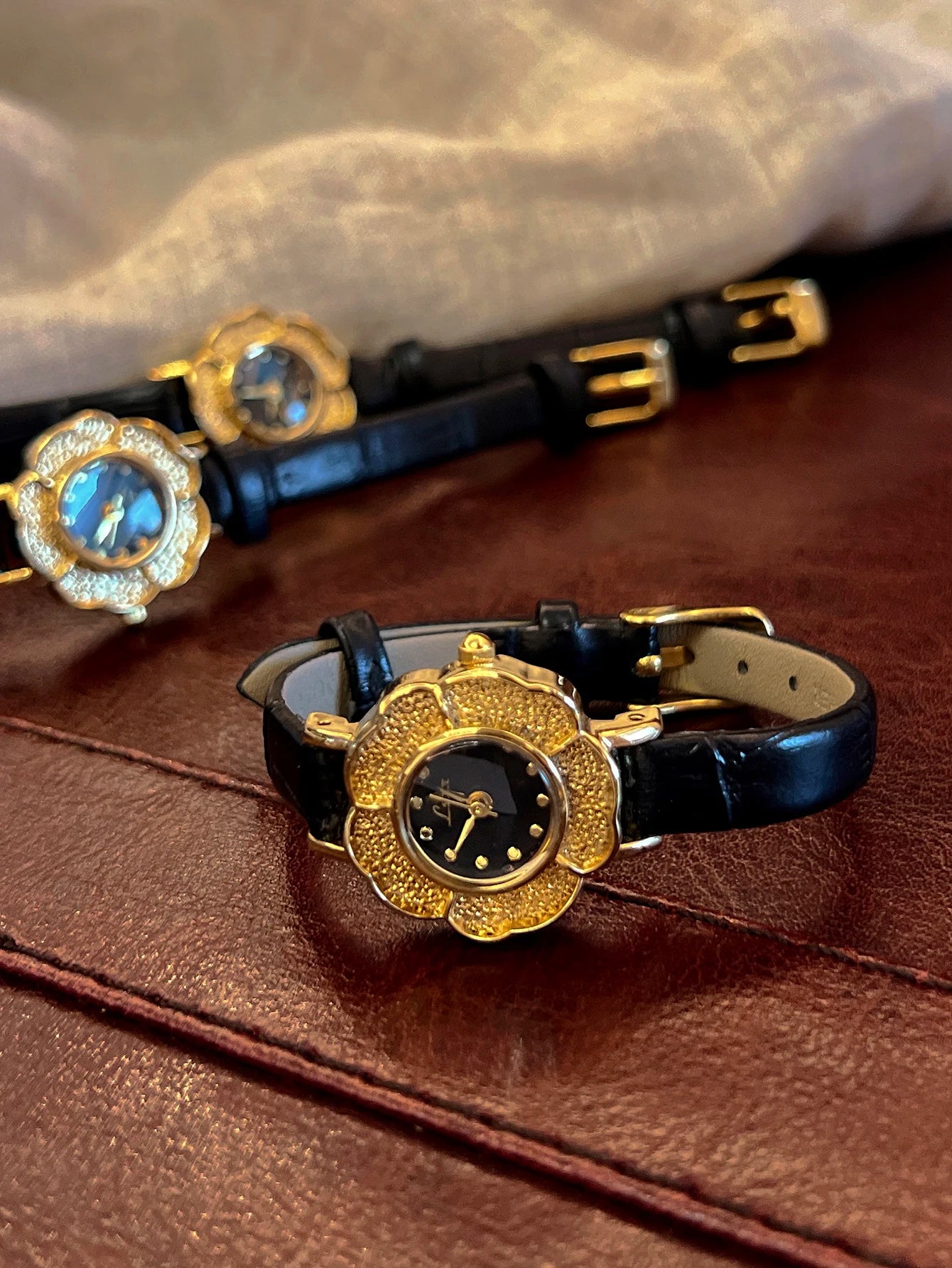 1 Piece of New French Retro Camellia Gold Small Dial Women's Watch, Fashionable, Simple, Luxurious, Elegant, Compact and Waterproof Women's Quartz Watch, Stainless Steel Strap, Solid Color and Durable, Suitable for Daily Wear