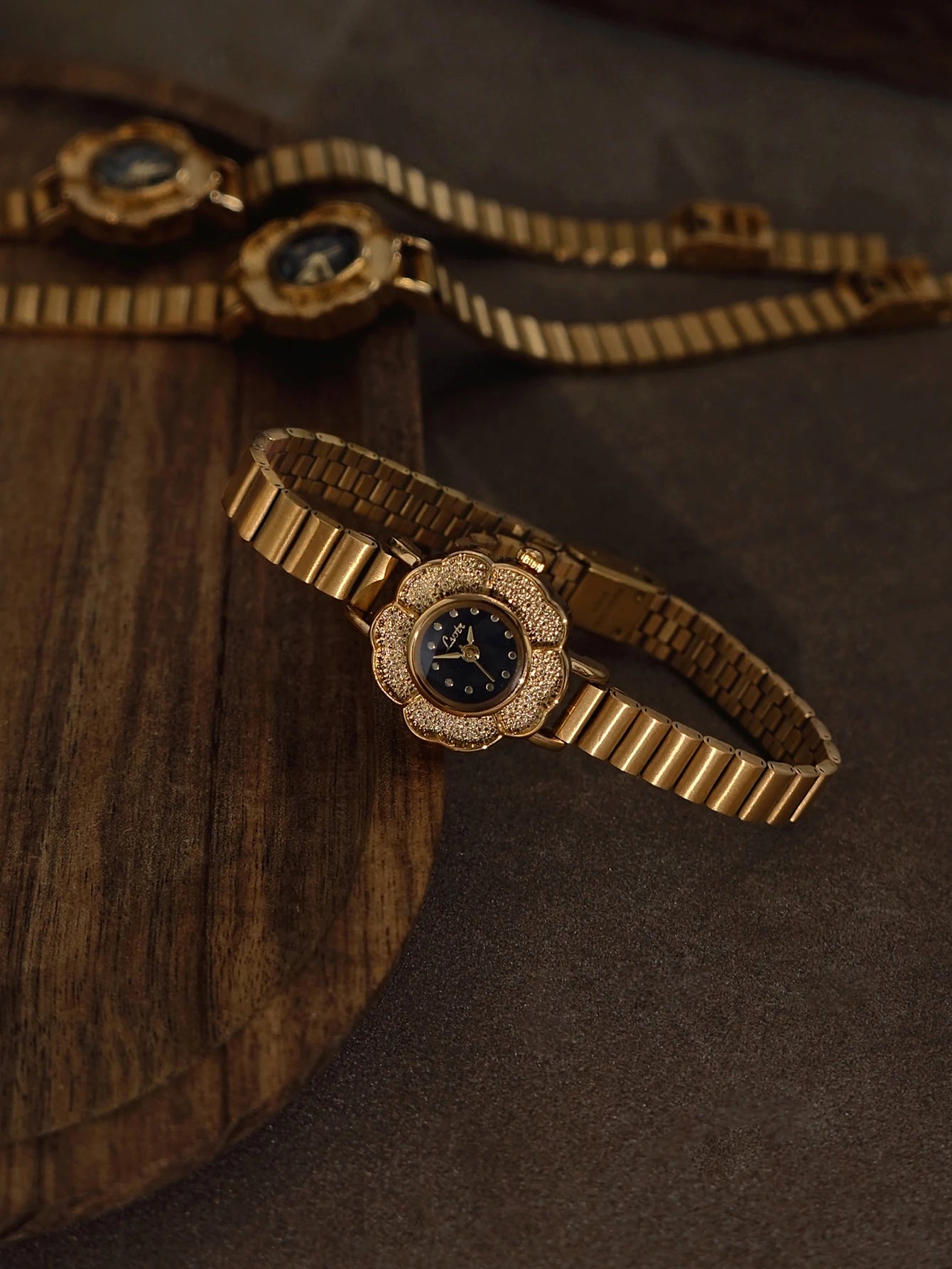 1 Piece of New French Retro Camellia Gold Small Dial Women's Watch, Fashionable, Simple, Luxurious, Elegant, Compact and Waterproof Women's Quartz Watch, Stainless Steel Strap, Solid Color and Durable, Suitable for Daily Wear