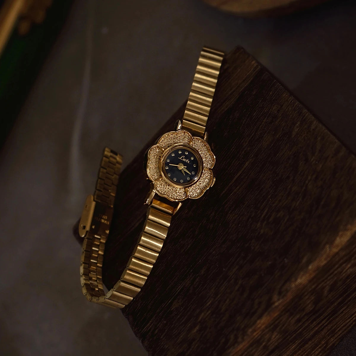 1 Piece of New French Retro Camellia Gold Small Dial Women's Watch, Fashionable, Simple, Luxurious, Elegant, Compact and Waterproof Women's Quartz Watch, Stainless Steel Strap, Solid Color and Durable, Suitable for Daily Wear